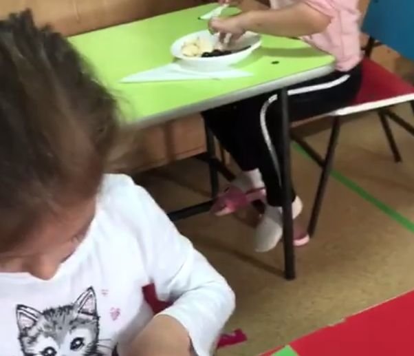  (VIDEO) Imagini tulburătoare cu o educatoare care lovește un copil pe motiv că refuză să taie fructe
