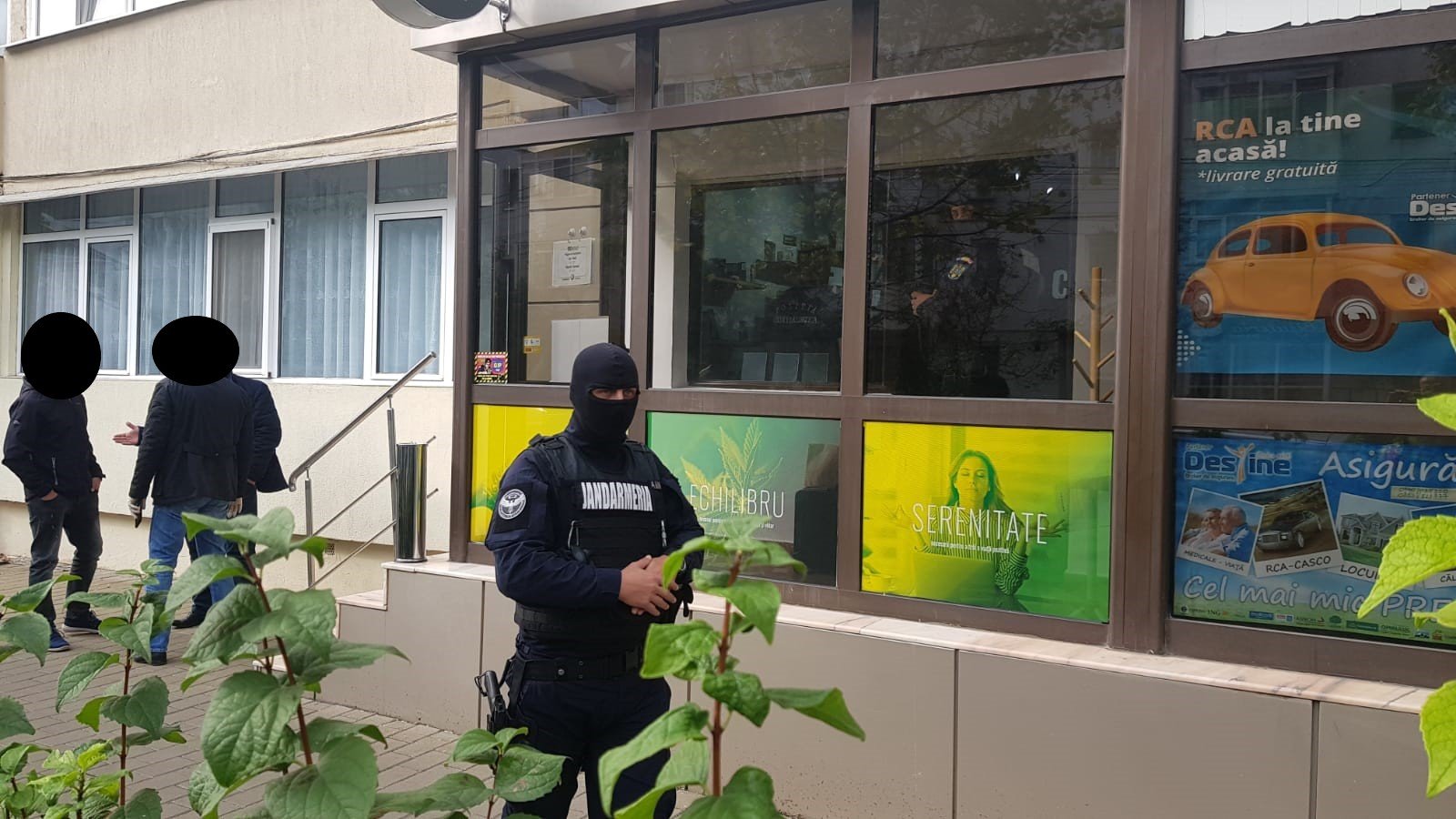  FOTO-VIDEO: Procurorii de la DIICOT şi poliţiştii de la BCC au descins la magazinul din Iaşi care vinde produse cu canabis