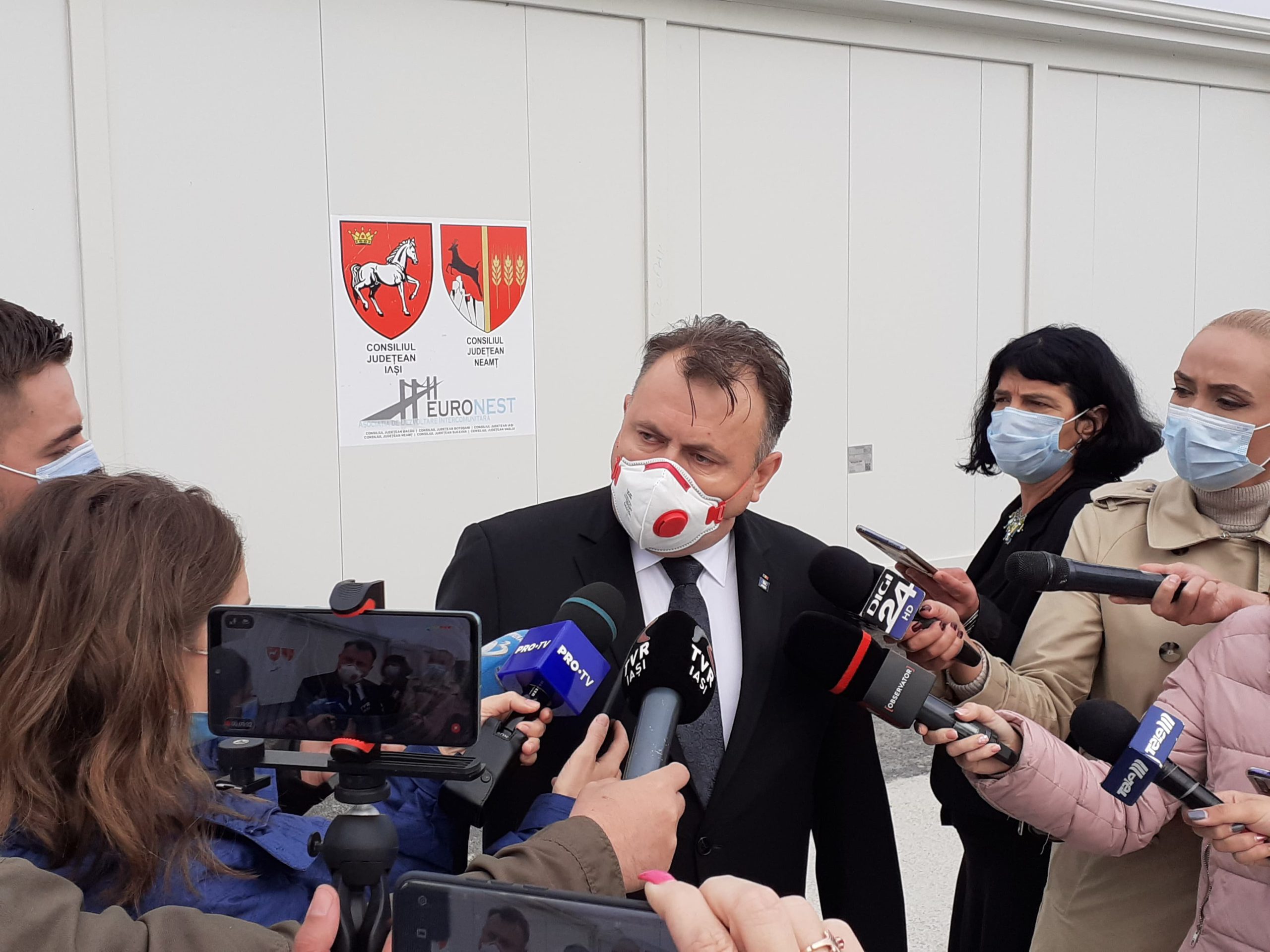  UPDATE: Nelu Tătaru, ministrul Sănătăţii, în vizită la spitalul mobil de la Leţcani