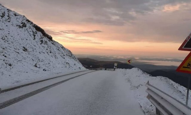  VIDEO: Imagini de poveste pe Transalpina. A nins deja, iar de pe 20 octombrie se închide
