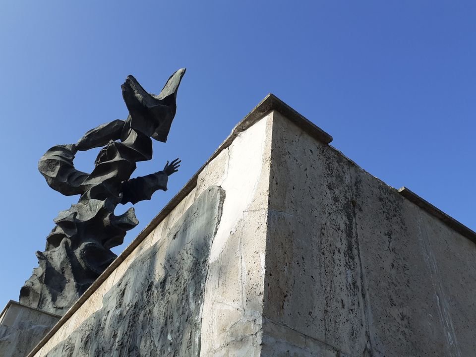  FOTO: Statuia Independenței din Iași moare încet și sigur. Se degradează pe zi ce trece