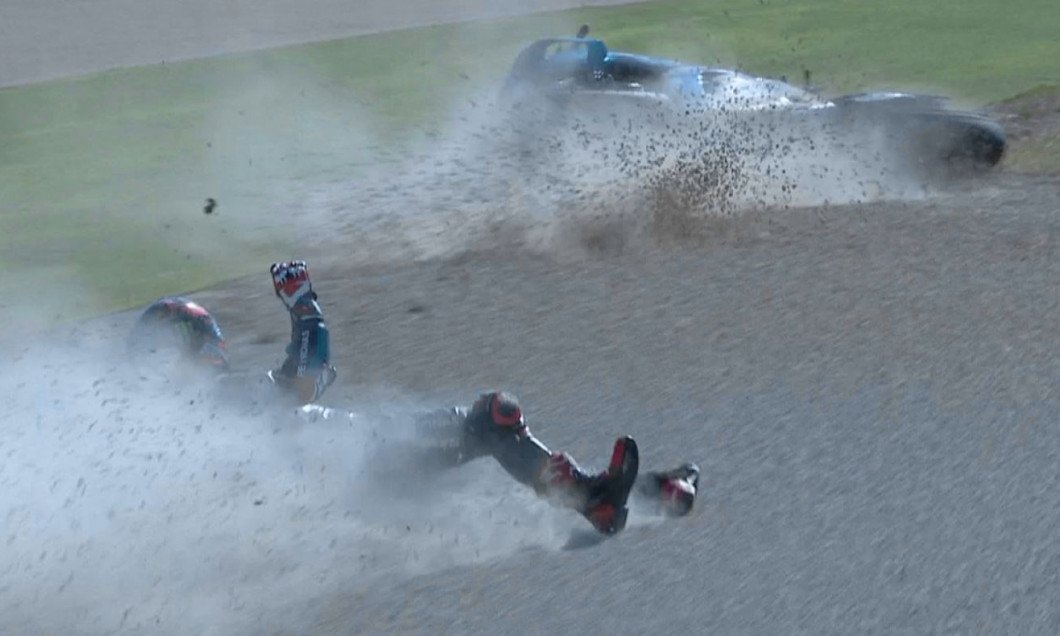 VIDEO: Momentul în care liderul din MotoGP e aruncat în aer la 150 de kilometri pe oră