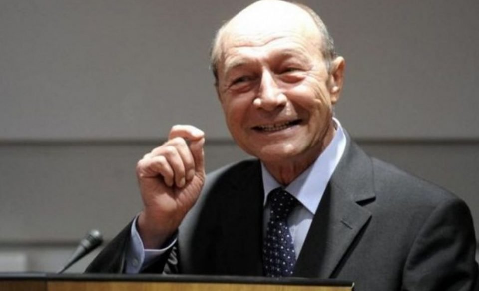  Băsescu, atac la Iohannis: Nu este suficient să ceară poporului să se spele pe mâini