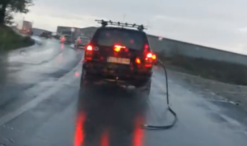 VIDEO: Un şofer oltean a plecat de la benzinărie cu furtunul de alimentare