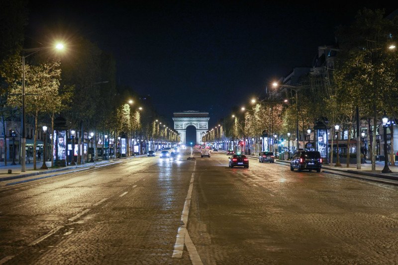  Paris, redus la tăcere. Străzi pustii după intrarea în vigoare a interdicțiilor legate de coronavirus