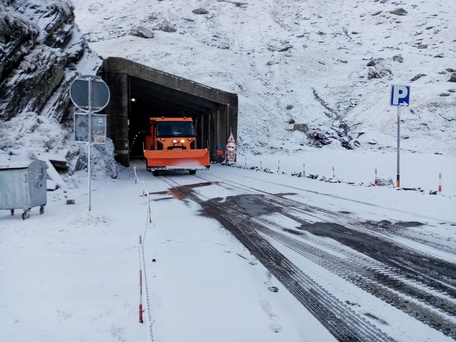 Iarna a pus stăpânire pe Transfăgărăşan. Drumarii au deszăpezit drumul