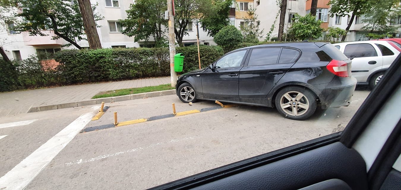  AŞA NU! BMW parcat în cartierul Dacia peste pilonii de delimitare a zonei interzise