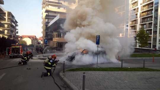  Un autoturism a ars, pe o stradă din Cluj-Napoca, în urma unei defecţiuni la instalaţia electrică