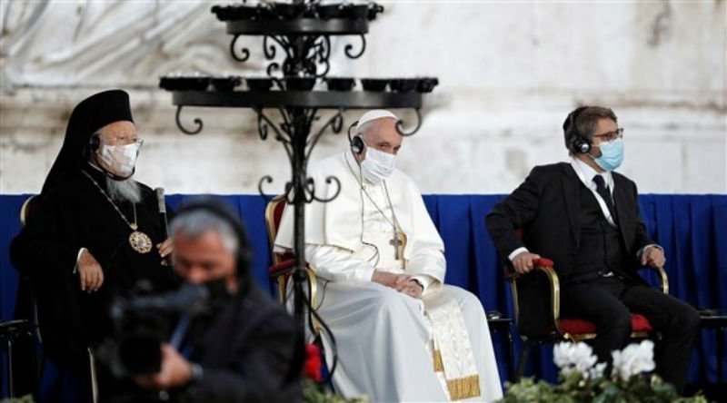  Papa Francisc a purtat pentru prima dată mască la o slujbă