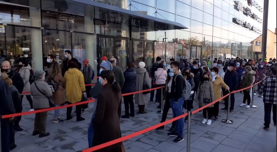  VIDEO: Sute de oameni înghesuiți la deschiderea unui mall în Brașov