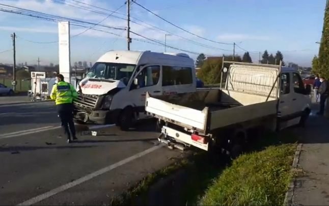  VIDEO Imagini de la coliziunea dintre un microbuz cu pasageri şi o camionetă