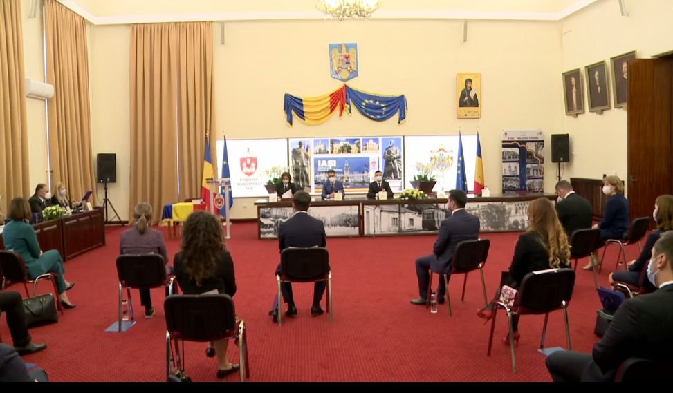  (LIVE-VIDEO) Primarul şi consilierii locali depun jurământul la Palatul Roznovanu