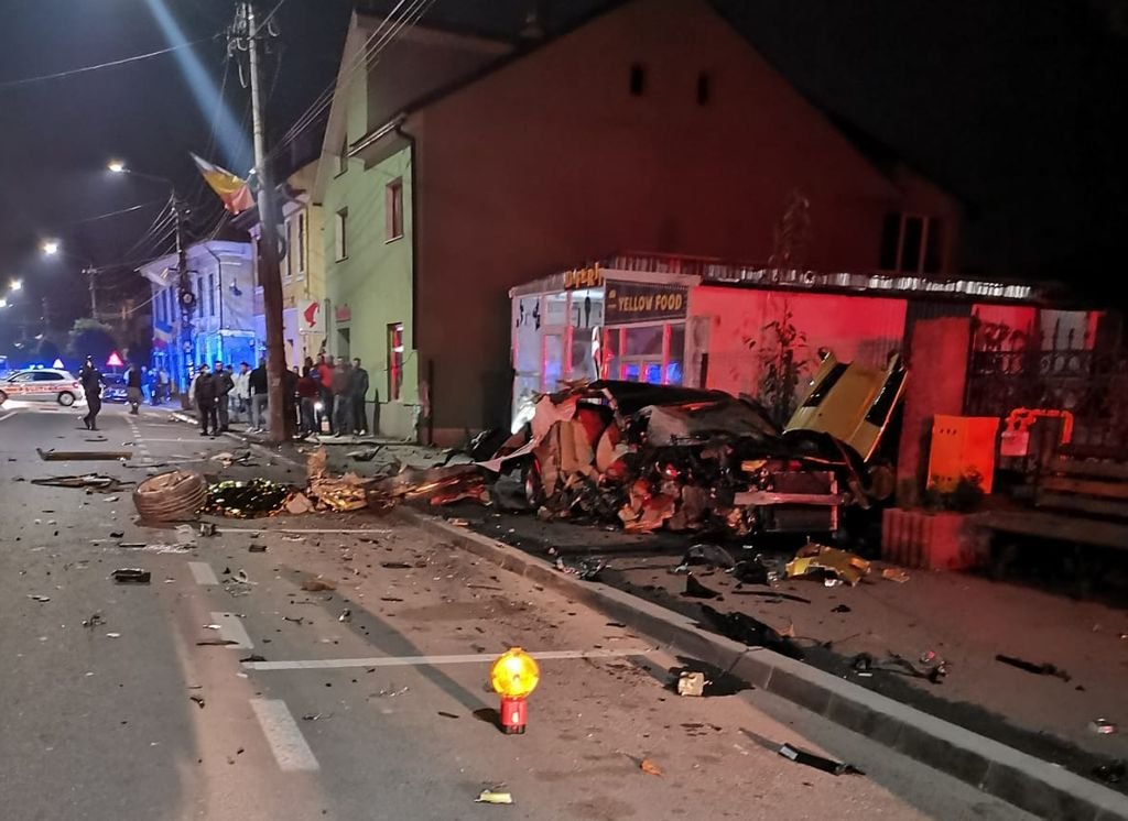  VIDEO: BMW cu volan pe dreapta, rupt în două într-un accident teribil în Bistrița-Năsăud. Șoferul avea permisul suspendat și vindea droguri