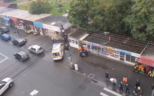  VIDEO Scene violente la Cluj: Femeie luată pe sus de poliţişti şi băgată într-o ambulanţă. Explicaţia oficială