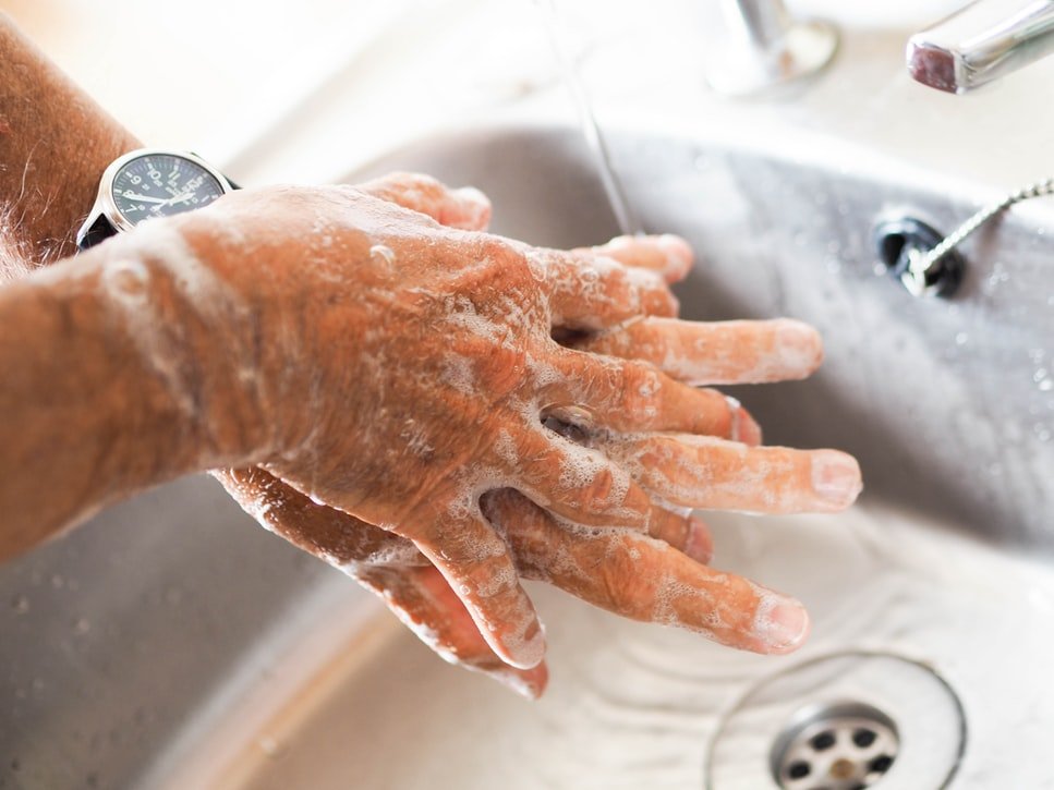  5 intrebari despre spalatul pe maini cu un dezinfectant de maini