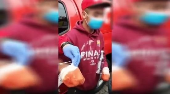  (VIDEO) Ce au descoperit jandarmii la mâna unui cerşetor care şi-ar fi pierdut degetele