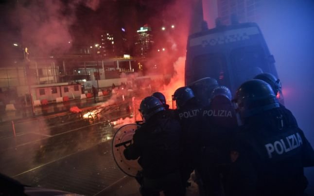 Proteste violente în Italia faţă de noile restricţii. S-au aruncat cocktailuri Molotov