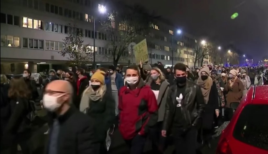  Zeci de mii de polonezi au protestat, din nou, fata de interzicerea avortului