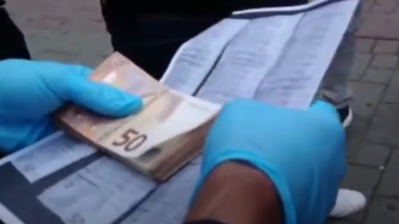  VIDEO: Traficanți de droguri prinși în direct în Bacău. Aveau mii de euro în buzunare