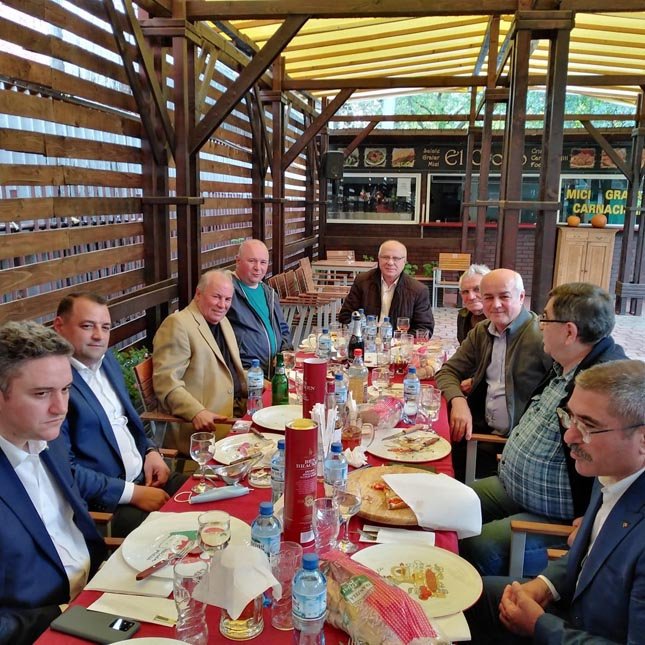  FOTO: Pesediștii ieșeni, surprinși grămadă la masă precum șefii lor, Ciolacu și Tudose