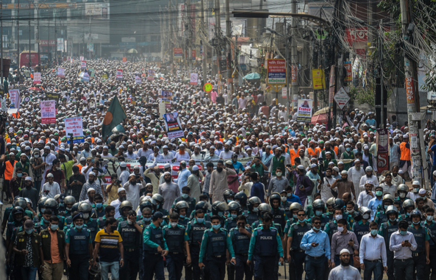  Zeci de mii de oameni manifestează împotriva Franţei în capitala Bangladeshului