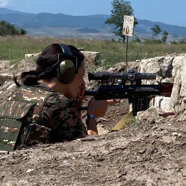  Nagorno-Karabah: Soţia premierului armean pleacă să lupte pe front