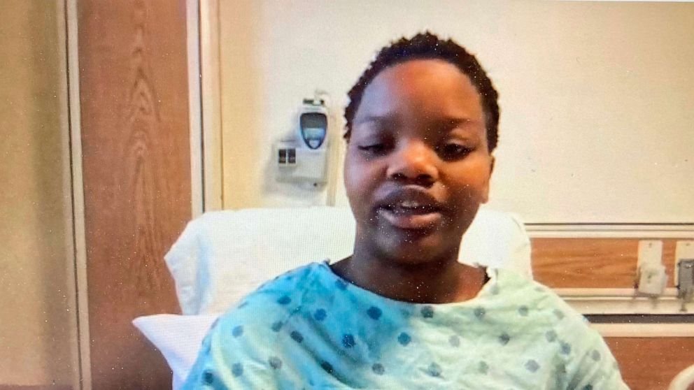  O tânără de culoare, rănită de poliţiştii care i-au ucis prietenul, spune că avea mâinile ridicate când s-a tras