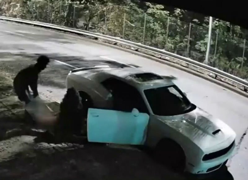  VIDEO. Bărbat filmat când a abandonat cadavrul soției pe marginea autostrăzii. Tânăra era însărcinată în șase luni
