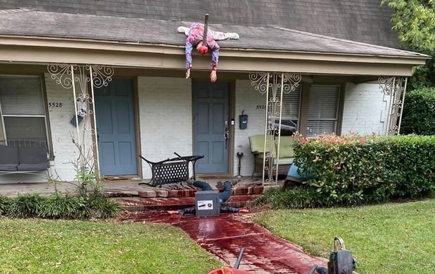  FOTO: Și-a decorat casa de Halloween și s-a trezit cu poliția la ușă