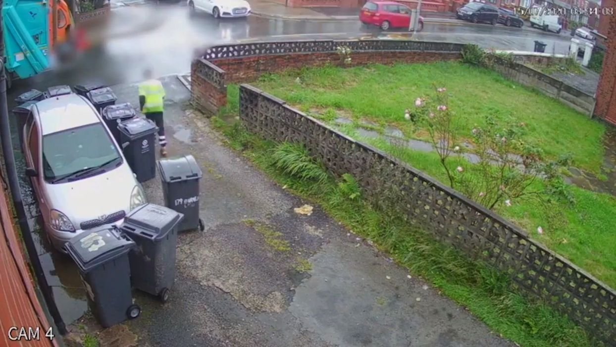  VIDEO: Gunoieri filmați când înconjurau o mașină cu tomberoane