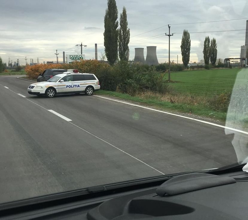  Cum au parcat poliţiştii de la Rutieră o autospecială radar. S-a lăsat cu demiteri
