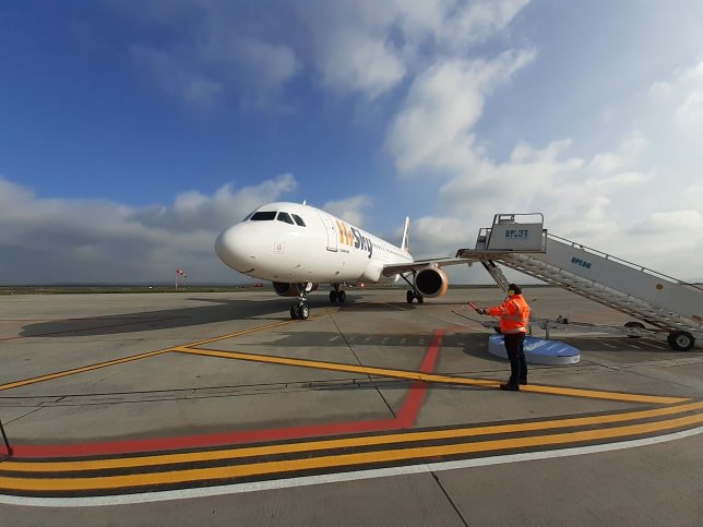  VIDEO: Un avion nou, Airbus 320, al companiei HiSky, a fost adus la Iași