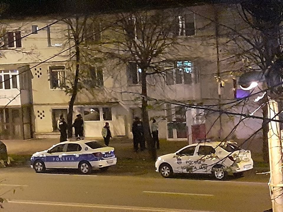  EXCLUSIV VIDEO Două femei sechestrate într-un apartament din Iași. Bloc înconjurat de polițiști
