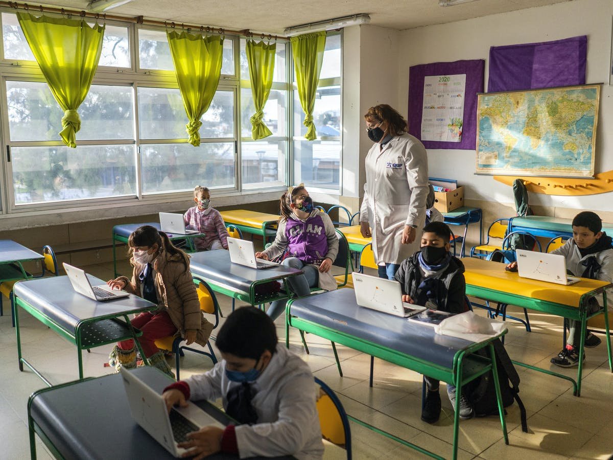  12 școli din Iași cer la Tribunal reînceperea cursurilor „față în față”