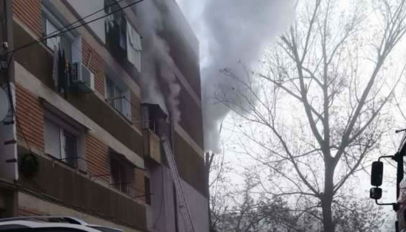  Incendiu violent într-un bloc din Galați: două persoane au murit și alte 25 au fost evacuate