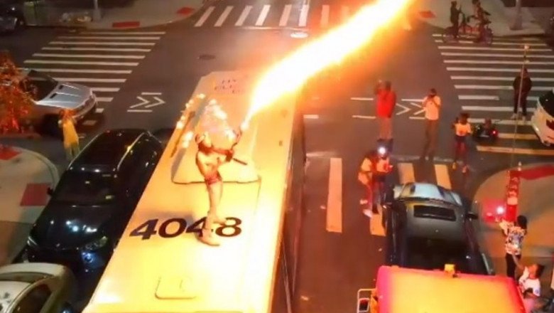  VIDEO: Americanii au ajuns să umble cu aruncătorul de flăcări după ei. Bărbat surprins pe autobuz, în New York
