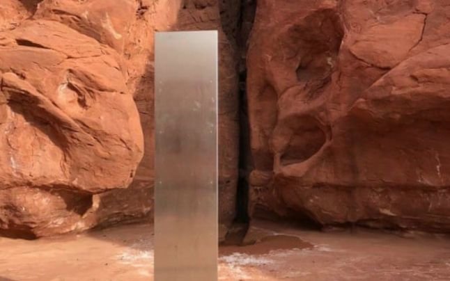  Descoperire stranie în mijlocul deşertului: un monolit de metal de trei metri înfipt puternic în pământ