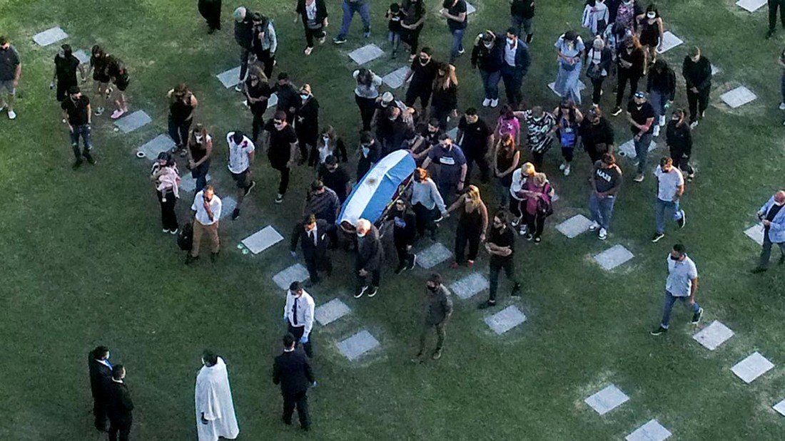  Maradona a fost înmormântat alături de părinţii săi