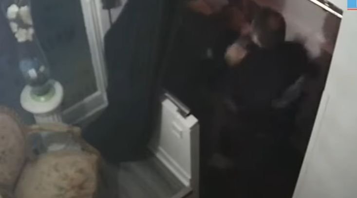  (VIDEO) Bărbat, bătut de polițiști cu pumnii şi picioarele pentru că nu purta mască