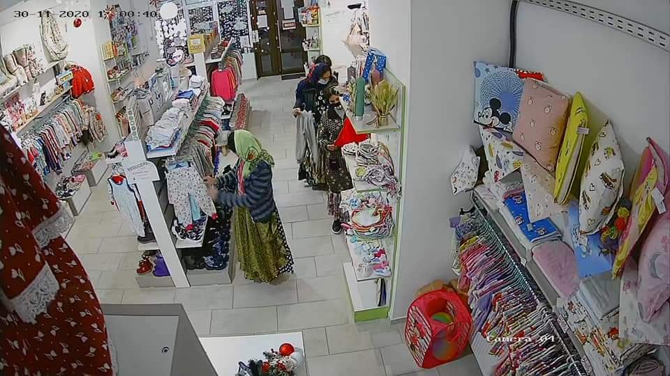  FOTO – Patru femei, surprinse de camerele video la furat de haine dintr-un magazin din Iaşi