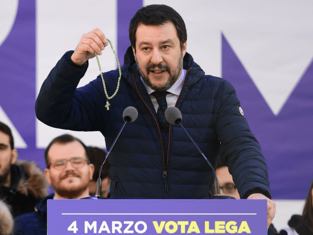  O carte despre Salvini doar cu pagini albe a devenit bestseller în Italia