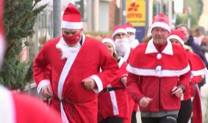  O întrecere a Moş Crăciunilor în Germania a avut loc în ciuda restricţiilor din cauza pandemiei