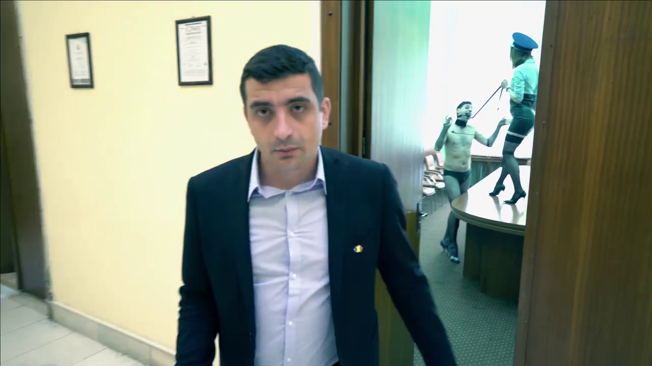  VIDEO Iată clipul sado-masochist făcut în Primăria Iași, în care apare liderul AUR