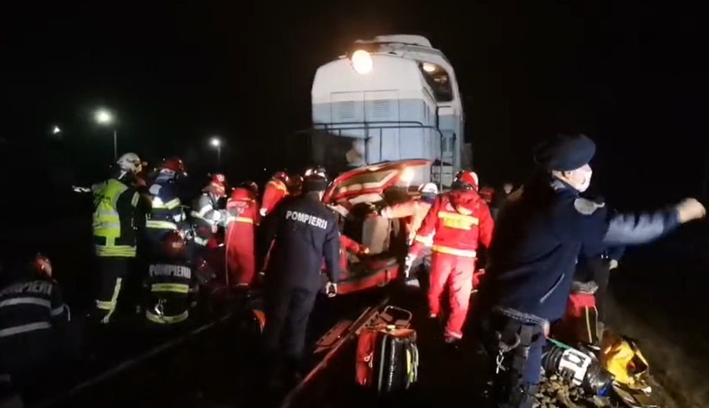  VIDEO: O maşină în care se aflau un bărbat şi doi copii a fost zdrobită de un tren de marfă