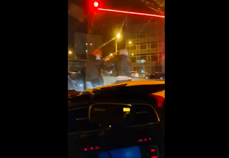  FOTO: Bătaie în trafic la Iași! Doi șoferi au coborât din mașini și s-au luat la pumni