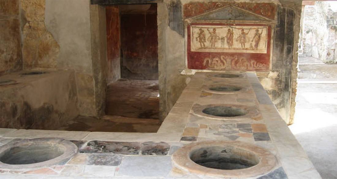  Un thermopolium, „fast-food” antic, descoperit intact la Pompei