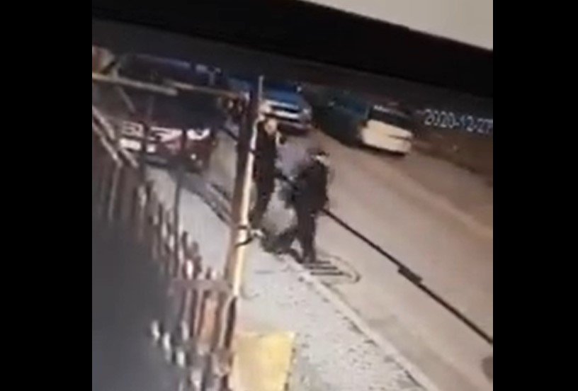  VIDEO – Bătrân lovit cu piciorul în şale în plină stradă de un individ de 45 de ani