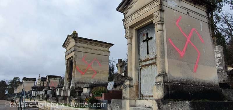  Zeci de morminte dintr-un oraş din apropiere de Paris au fost vandalizate cu svastici