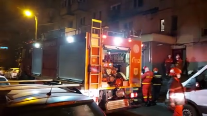  O femeie a murit şi alte 46 de persoane au fost evacuate, în urma unui incendiu izbucnit într-un bloc