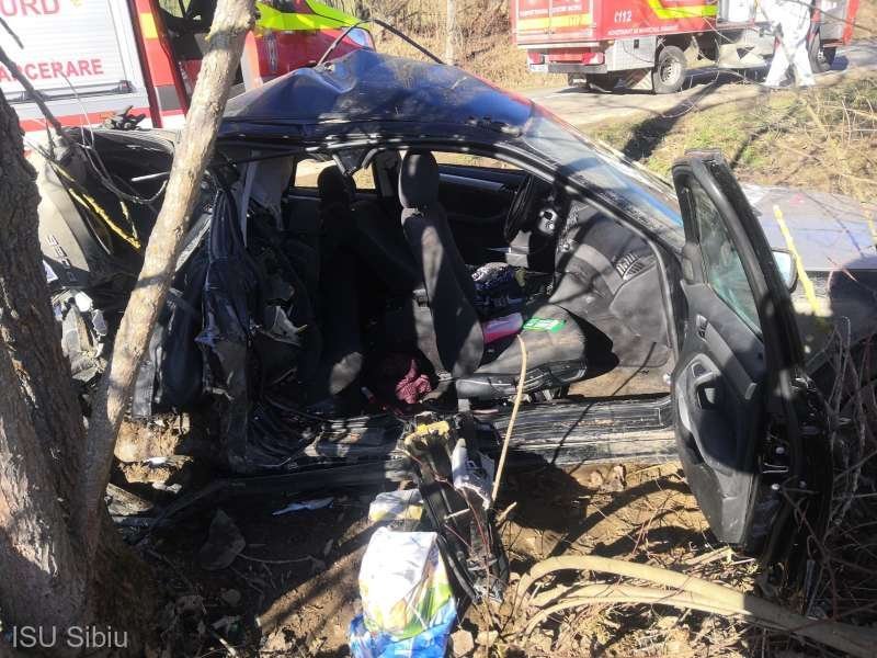 Autoturism făcut zob şi trei persoane rănite, după ce maşina a intrat într-un copac